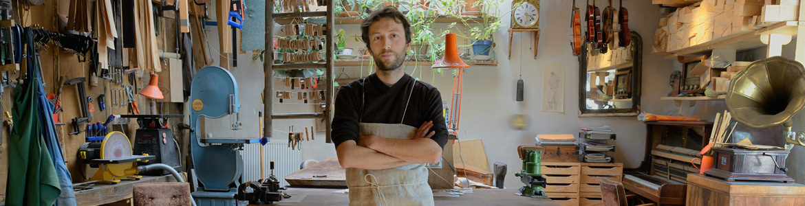 Yann Besson dans son atelier de lutherie